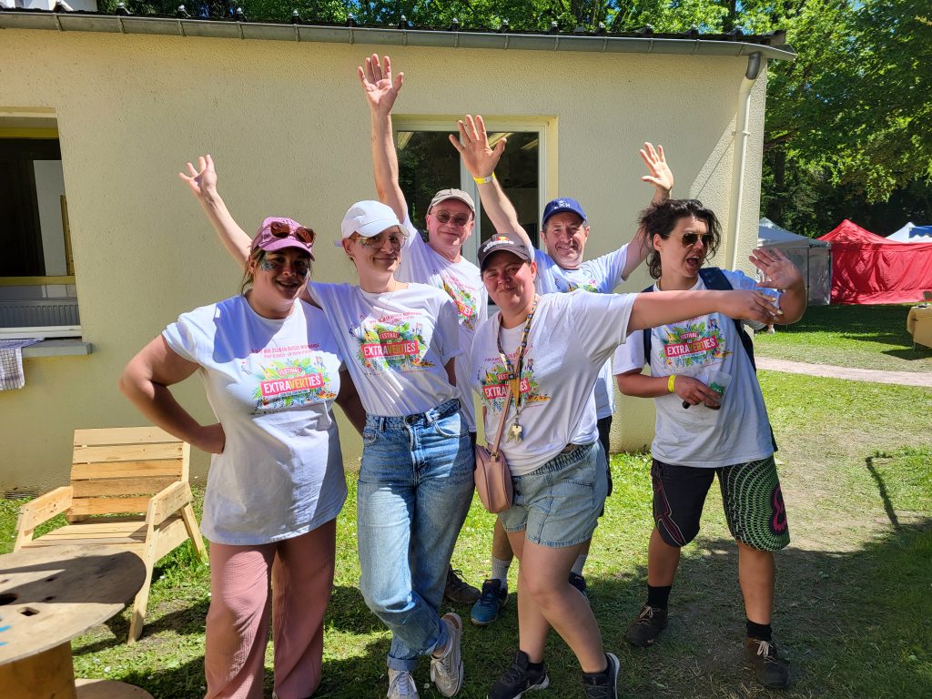 deviens bénévole pour le festival extraverties